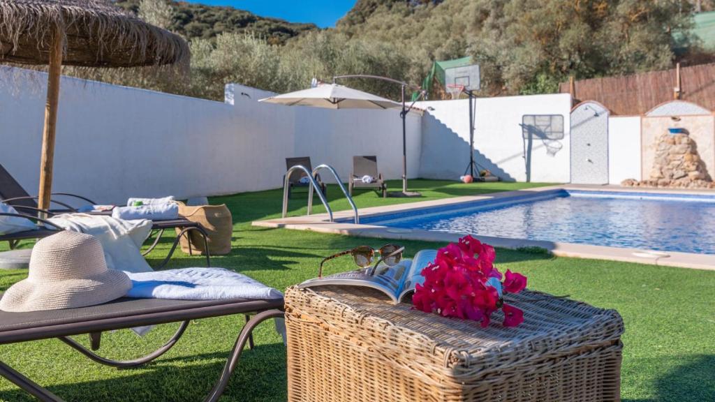 Bazén v ubytovaní Casa La Pradera Antequera by Ruralidays alebo v jeho blízkosti
