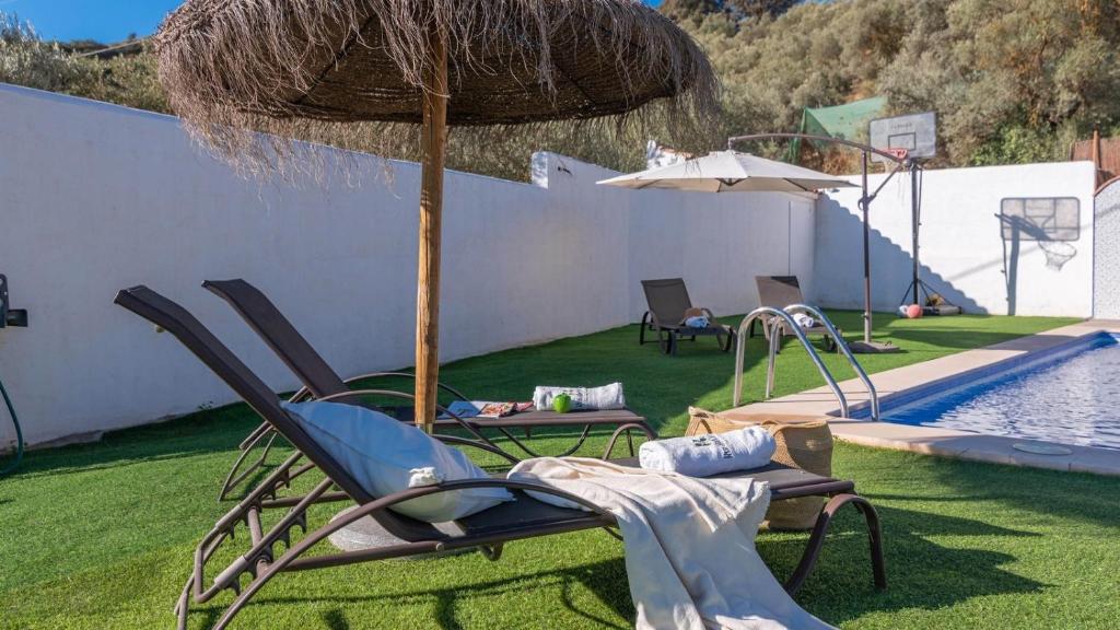 Bazén v ubytovaní Casa La Pradera Antequera by Ruralidays alebo v jeho blízkosti