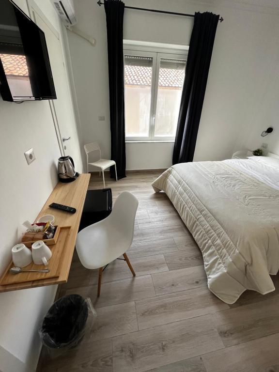 - une chambre avec un lit et un bureau avec une chaise dans l'établissement Dimora sicula guest house, à Catane