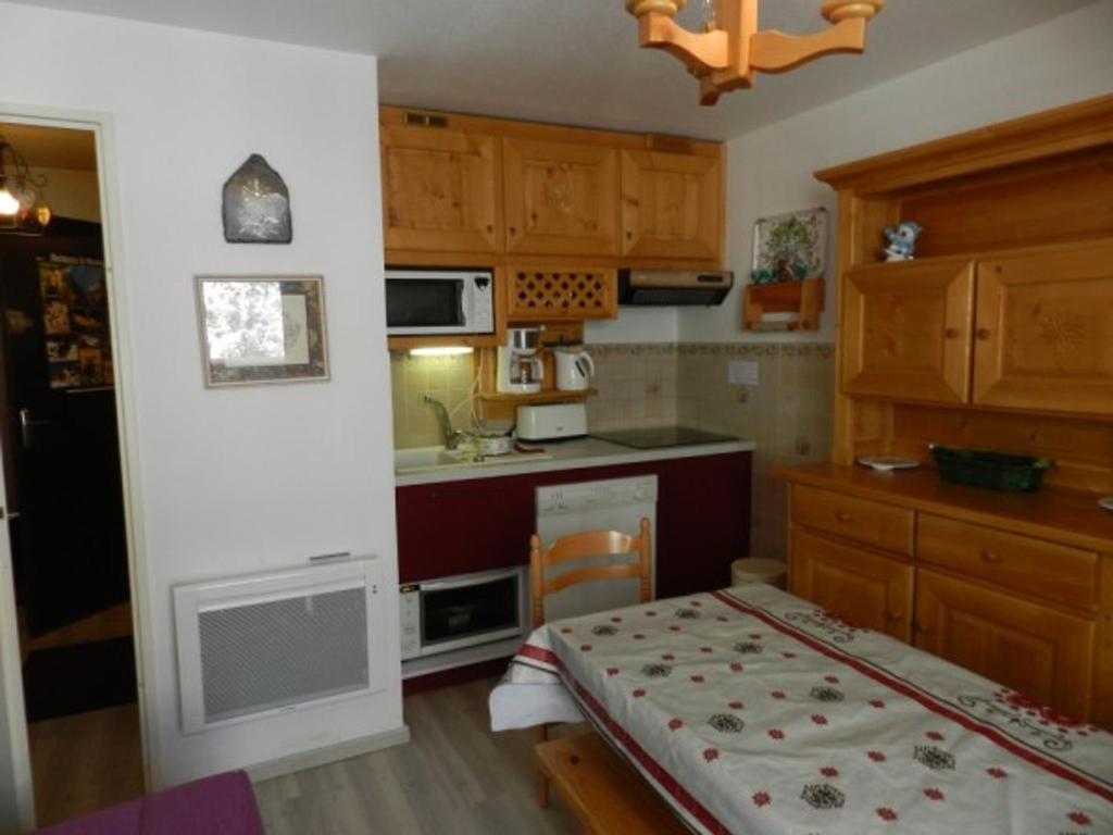 Η κουζίνα ή μικρή κουζίνα στο Appartement 2 Pièces Cabine au Pied des Pistes avec Balcon et Ascenseur - FR-1-557A-3
