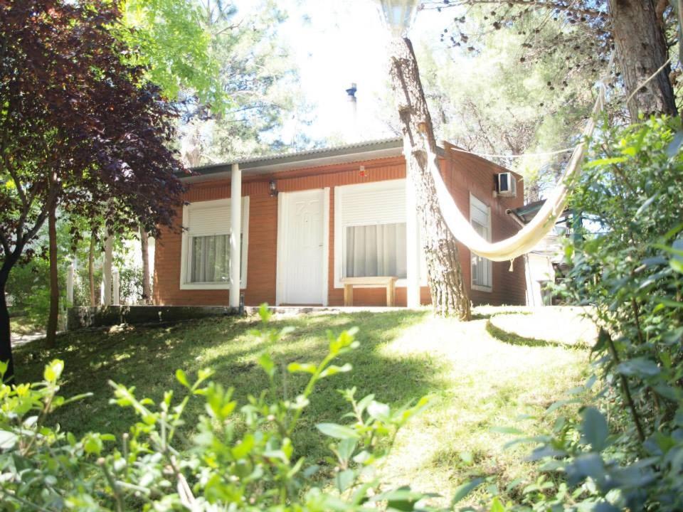 una casa con una hamaca frente a un patio en Valpo - Casa de playa, en Balneario Pehuén-Có