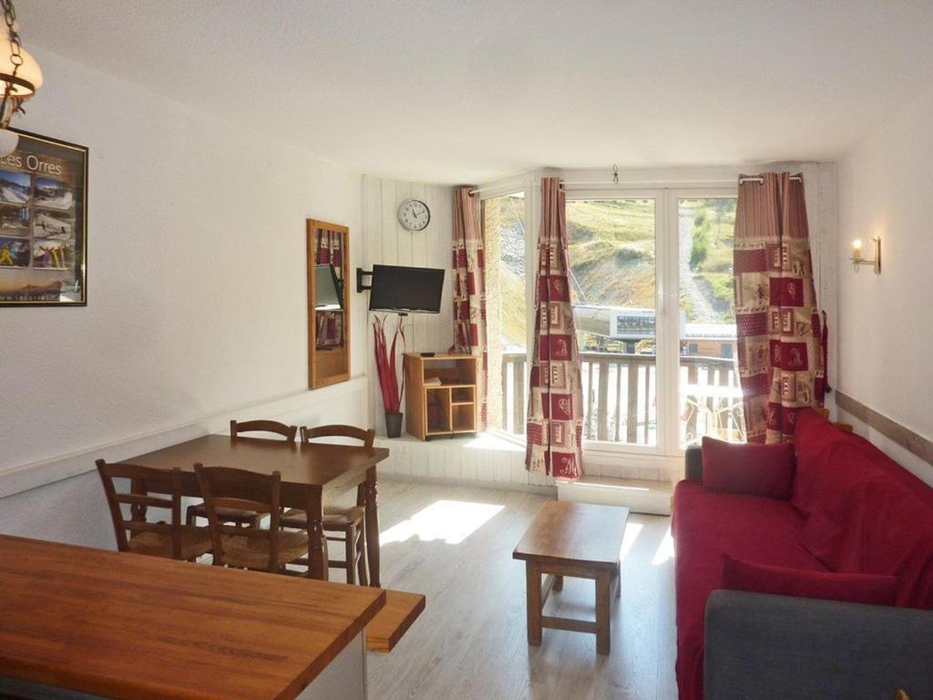 sala de estar con sofá rojo y mesa en Studio Les Orres, 1 pièce, 4 personnes - FR-1-322-409, en Les Orres