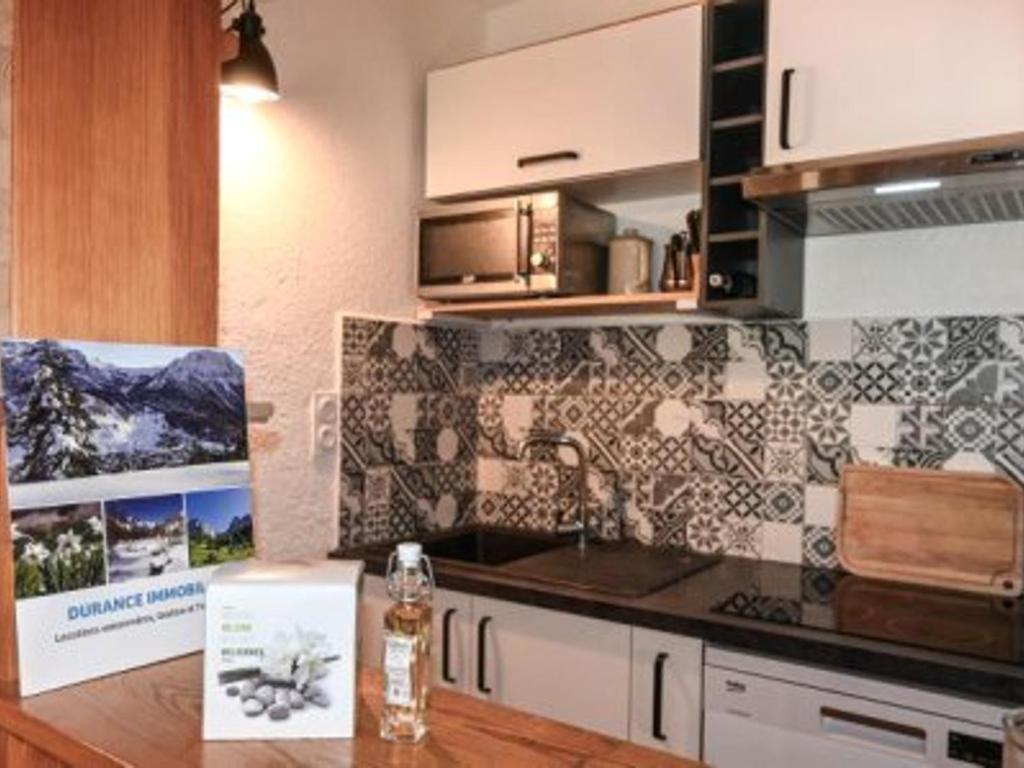 cocina con fregadero y encimera en Appartement Montgenèvre, 2 pièces, 6 personnes - FR-1-266-161, en Montgenèvre