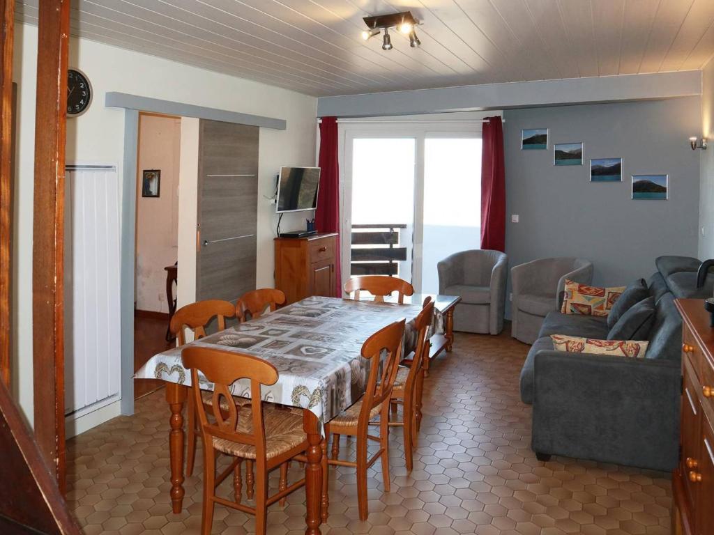 un salon avec une table, des chaises et un canapé dans l'établissement Grand duplex 8 pers, 2 chambres, station Les Orres - FR-1-322-404, aux Orres