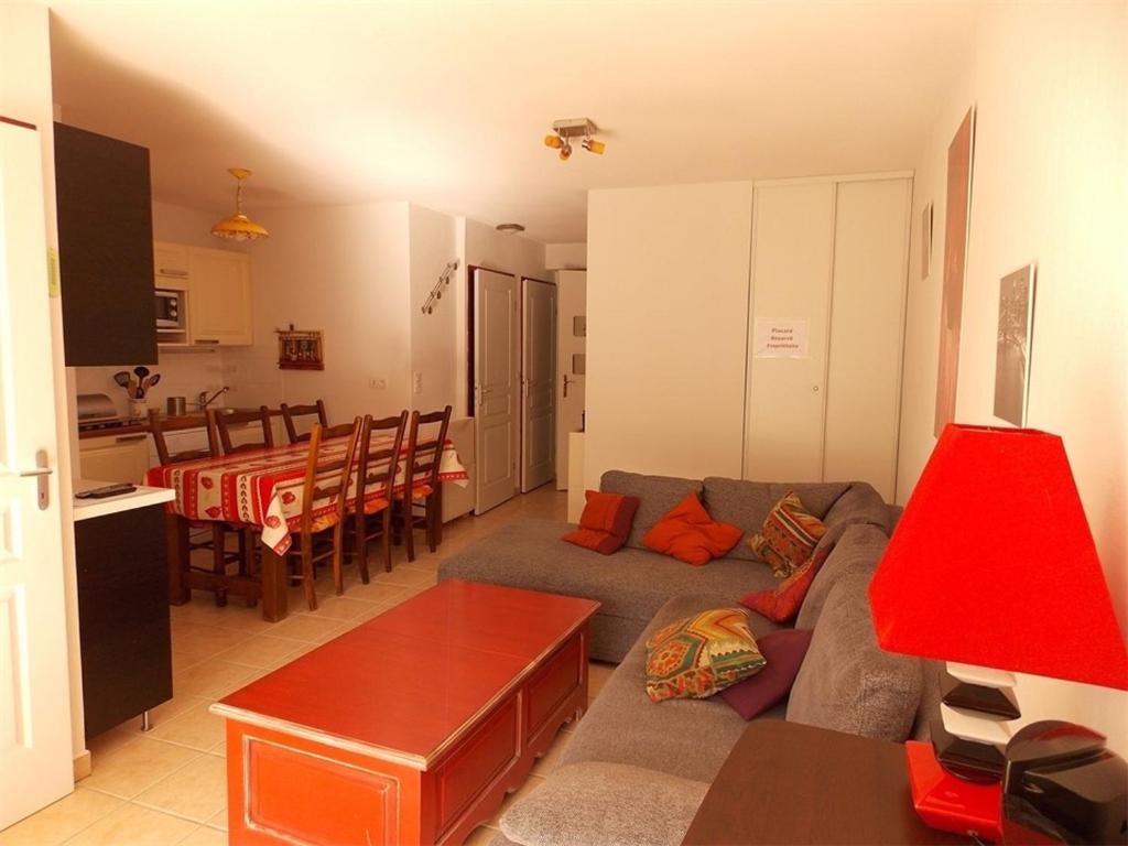 un salon avec un canapé et une table dans l'établissement Appartement T2 Cabine avec Jardin près de Luchon - Pour 6 Pers, Animaux Admis, Parking sécurisé - FR-1-313-142, à Montauban-de-Luchon