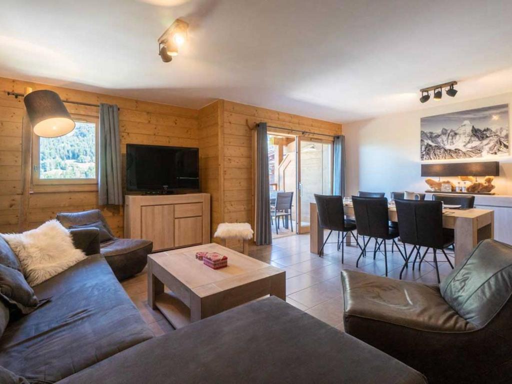 ein Wohnzimmer mit Sofa und Tisch in der Unterkunft Superbe appartement 3 chambres, balcon, parking couvert à Valmorel - FR-1-291-866 in Valmorel