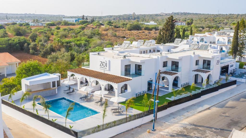 uma vista aérea de uma casa branca com uma piscina em Zoi Ayia Napa em Ayia Napa