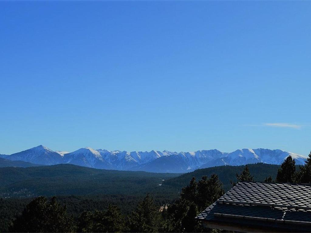 Cette maison offre une vue sur une chaîne de montagnes. dans l'établissement Appartement T4 aux Angles avec Balcon et Parking - FR-1-593-2, aux Angles