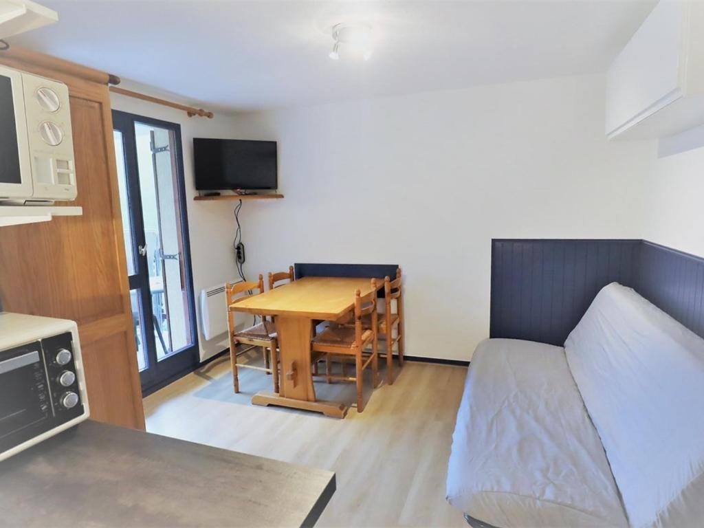 uma pequena sala de estar com uma mesa e um sofá em Appartement Arêches-Beaufort, 2 pièces, 5 personnes - FR-1-342-250 em Beaufort