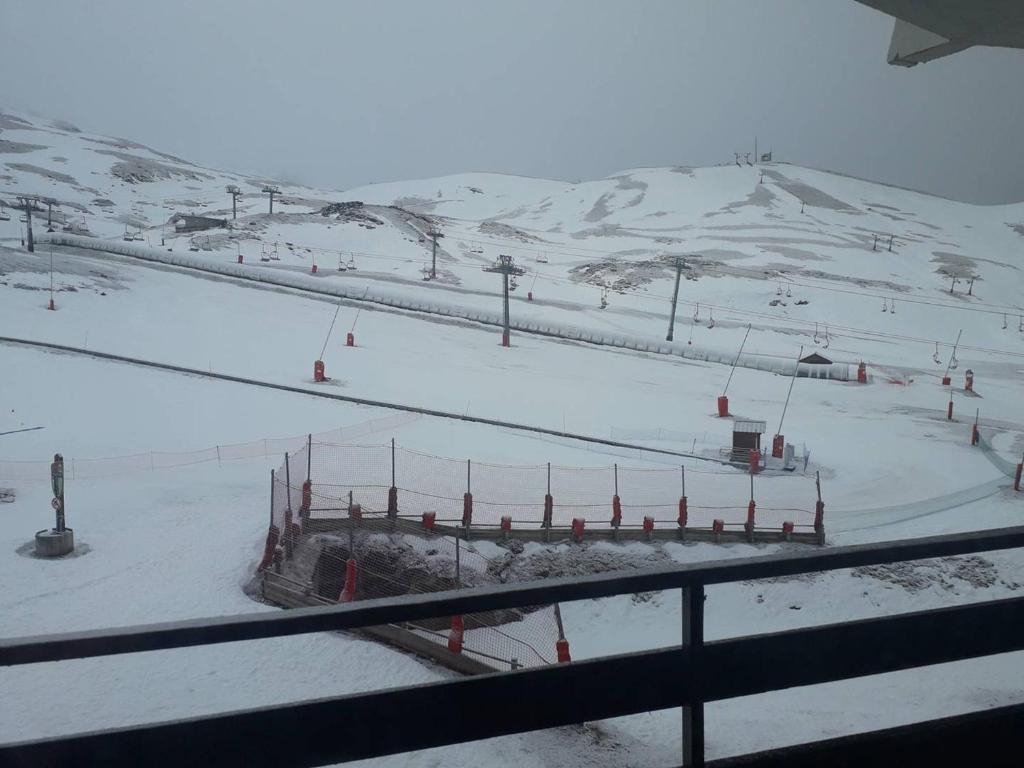 una pista de esquí cubierta de nieve con remonte en Studio Arette, 1 pièce, 6 personnes - FR-1-602-40, en Arette