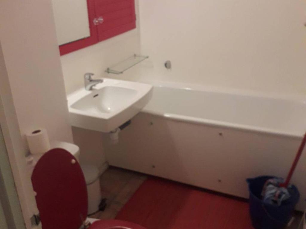 y baño con aseo, lavabo y bañera. en Studio Arette, 1 pièce, 6 personnes - FR-1-602-40, en Arette