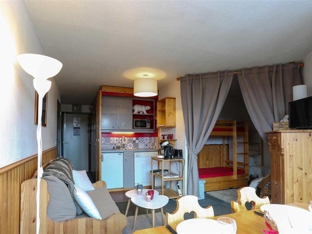 un salon avec un canapé et une cuisine dans l'établissement Appartement confortable à Val Thorens, 4 personnes - FR-1-637-19, à Val Thorens