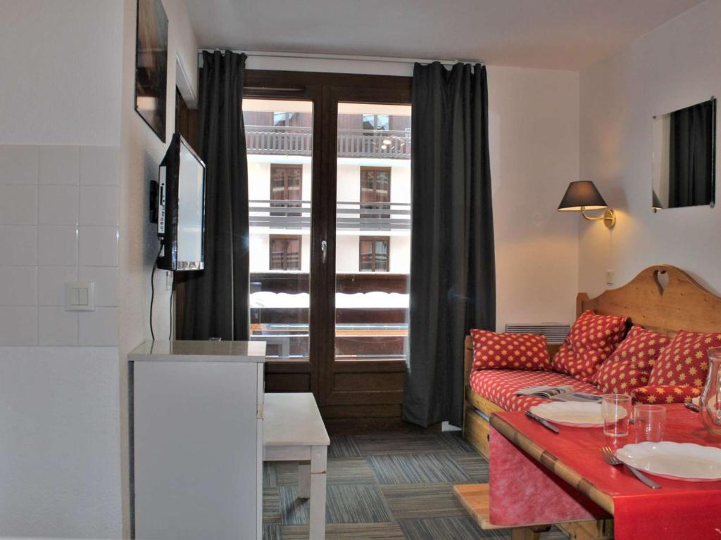 ein Wohnzimmer mit einem roten Sofa und einem Fenster in der Unterkunft Appartement Risoul, 2 pièces, 6 personnes - FR-1-330-544 in Risoul