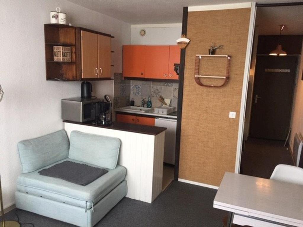 - une petite cuisine avec un canapé et une chaise dans la chambre dans l'établissement Studio confortable pour 4 avec ascenseur et balcon à Arette - FR-1-602-96, à Arette