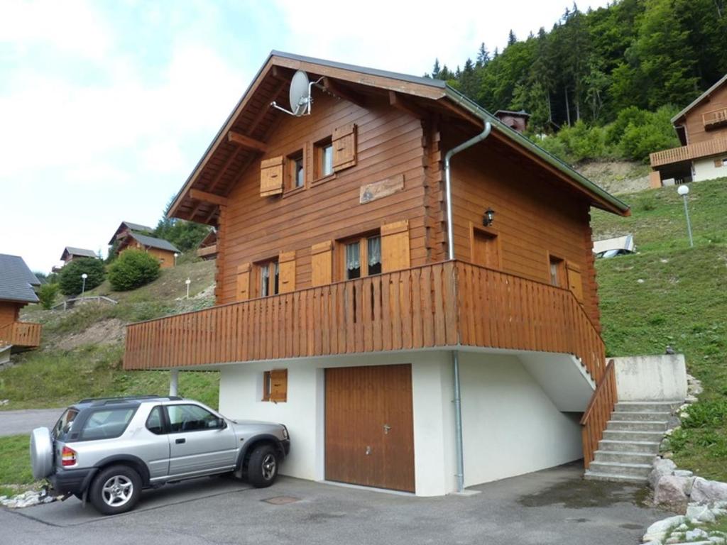 ein Haus mit einem davor geparkt in der Unterkunft Chalet Le Biot, 6 pièces, 8 personnes - FR-1-573-52 in Le Biot