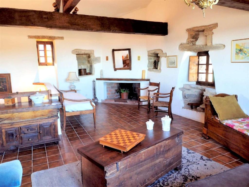 Elle comprend un salon doté de meubles et d'une cheminée. dans l'établissement Villa Piedicorte-Di-Gaggio, 4 pièces, 6 personnes - FR-1-61-556, à Sortipiani