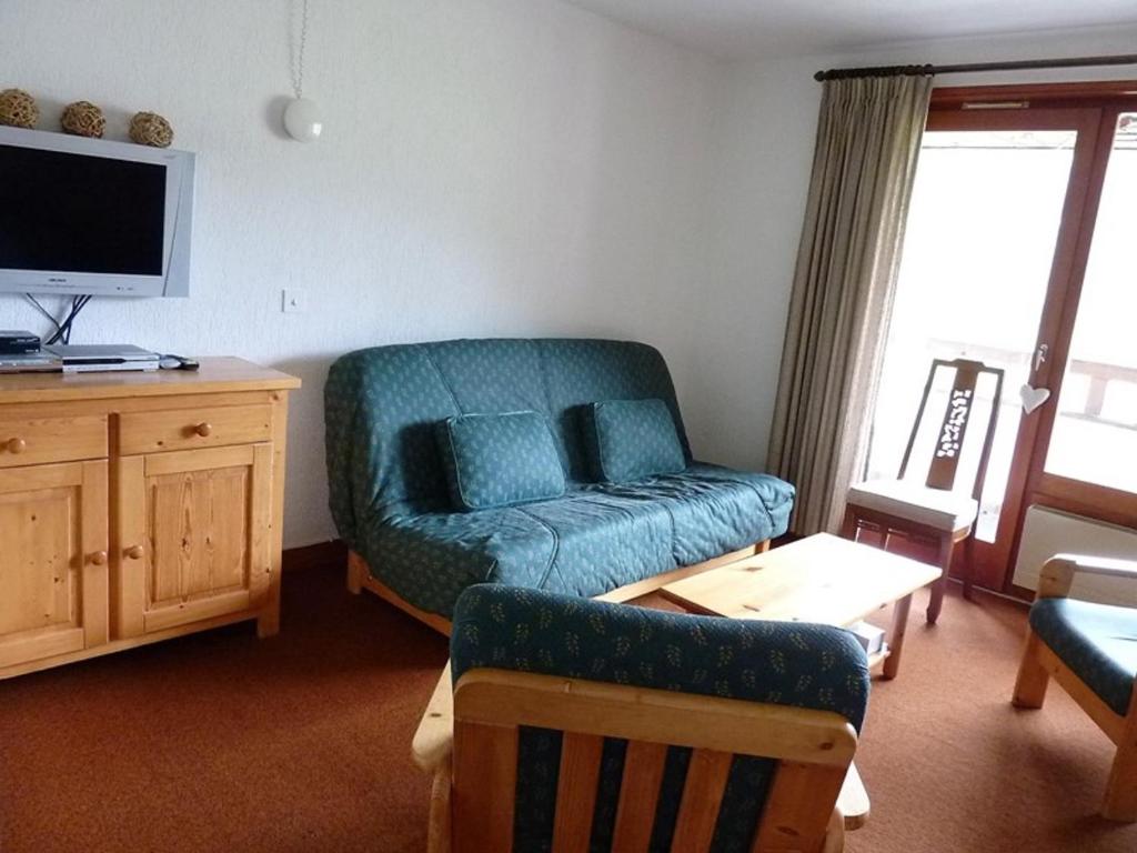 TV a/nebo společenská místnost v ubytování Grand appartement 3 pièces, proche des pistes, 8 couchages, accès piscine - FR-1-573-34