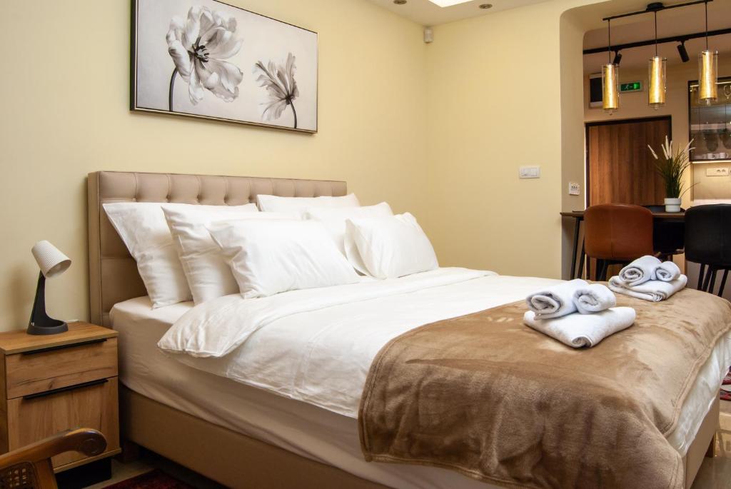 una camera da letto con un letto e asciugamani di N10 Apartment a Belgrado