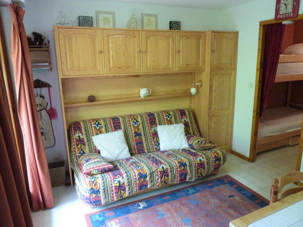 een woonkamer met een bank in een kamer bij Appartement Saint-Jean-d'Aulps, 2 pièces, 4 personnes - FR-1-573-35 in Saint-Jean-dʼAulps