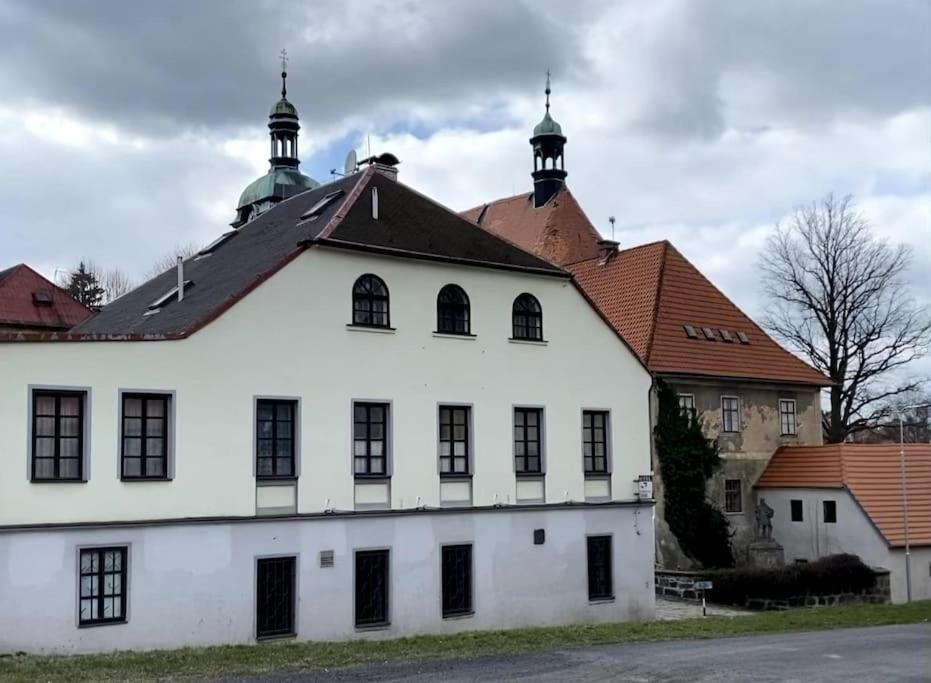 a white building with two towers on top of it at GASTHAUS SCHLUCKENAU in Šluknov