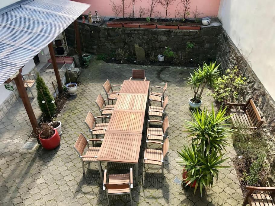 Restauracja lub miejsce do jedzenia w obiekcie GASTHAUS SCHLUCKENAU