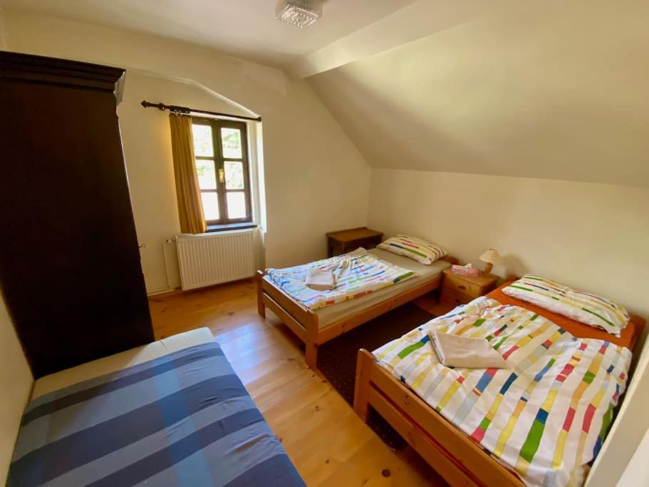 Łóżko lub łóżka w pokoju w obiekcie GASTHAUS SCHLUCKENAU