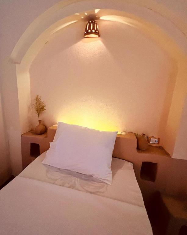 Postel nebo postele na pokoji v ubytování Aghurmi Siwa Ecolodge & Salt Cave