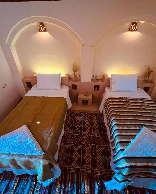 Postel nebo postele na pokoji v ubytování Aghurmi Siwa Ecolodge & Salt Cave
