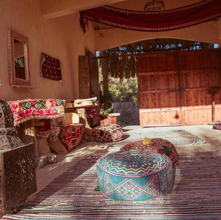 Posezení v ubytování Aghurmi Siwa Ecolodge & Salt Cave