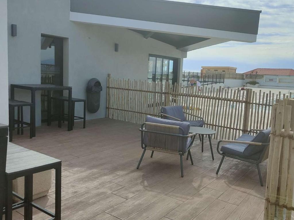 Fotografia z galérie ubytovania Appartement T3 avec balcon et parking, accès piscine, espaces sportifs - FR-1-195-96 v destinácii Le Barcarès
