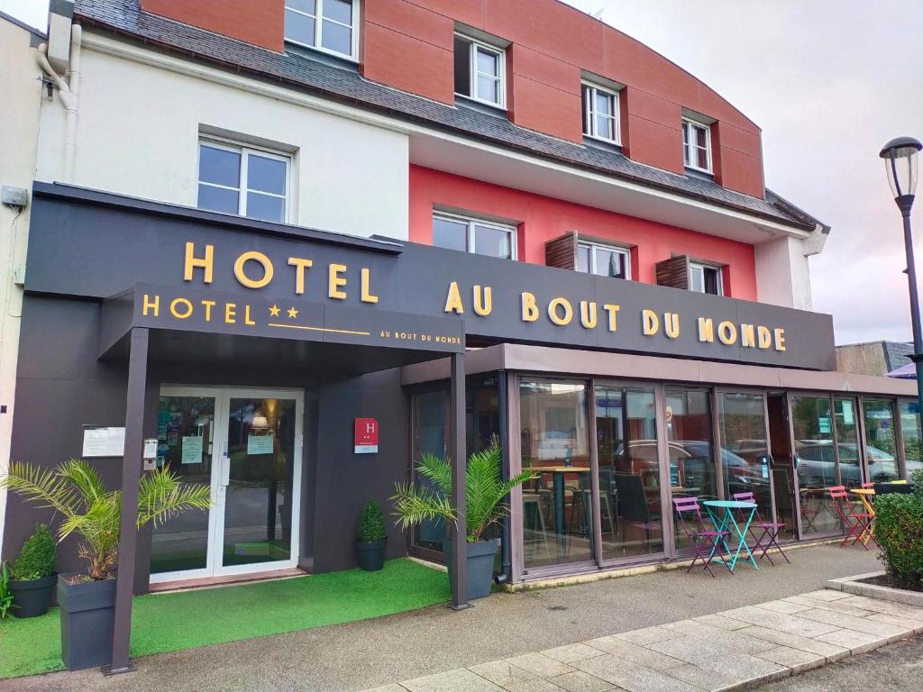 un hotel au bout d honk cartel en frente de un edificio en Hotel Au Bout Du Monde en Le Conquet