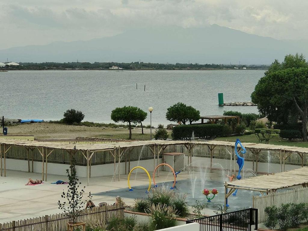 Fotografia z galérie ubytovania Appartement T3 avec balcon et parking, accès piscine, espaces sportifs - FR-1-195-96 v destinácii Le Barcarès