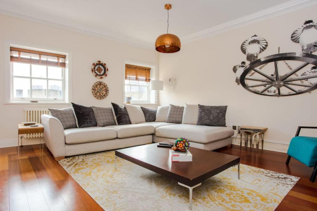 a living room with a couch and a coffee table at Luxury 2 Bedroom Apartment in London Bridge in London