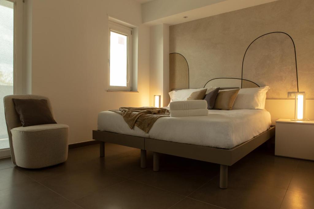 una camera con un grande letto e una sedia di CinqueStanze Affittacamere a Messina