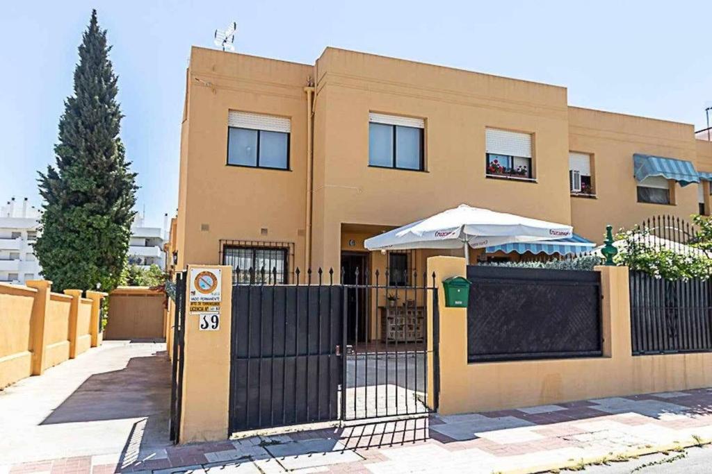 797 Holiday Rentals - Adosado para 6 a 1 min de la playa ...