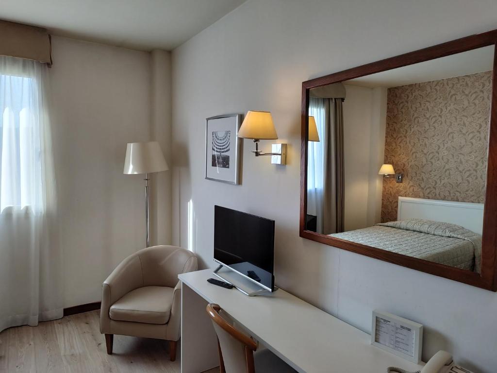 Televízia a/alebo spoločenská miestnosť v ubytovaní Hotel Datini