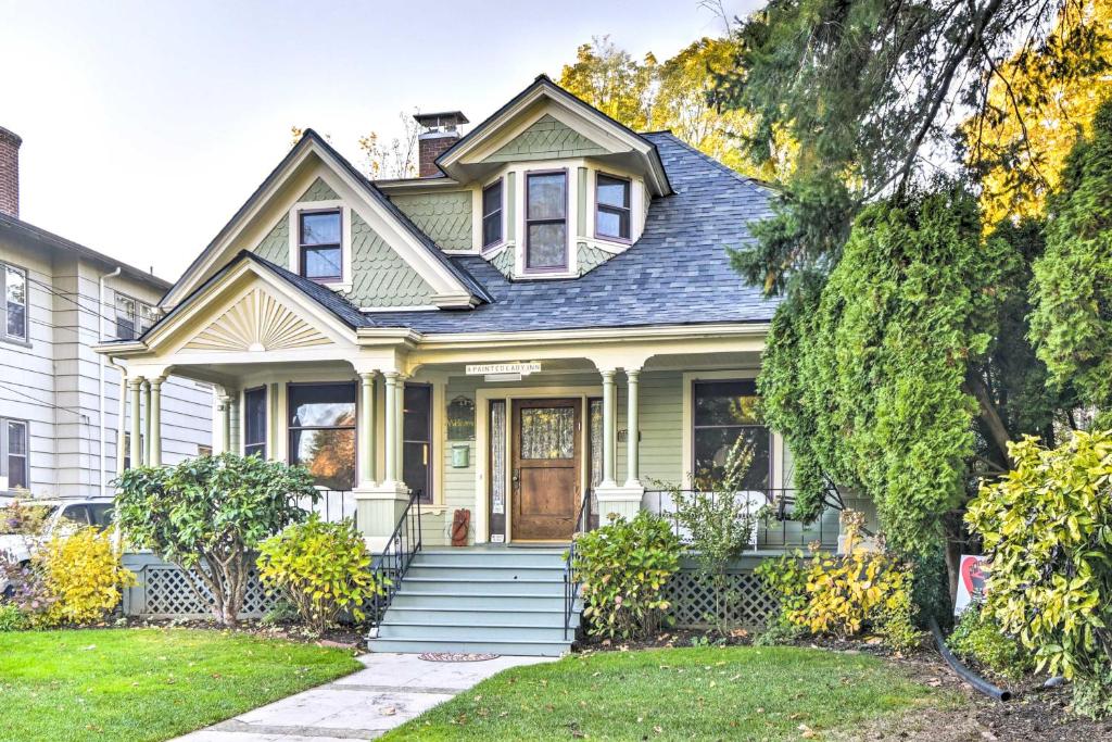 ein grünes Haus mit einer Eingangstür und einer Treppe in der Unterkunft Historical Portland Home Less Than 2 Mi to Downtown! in Portland