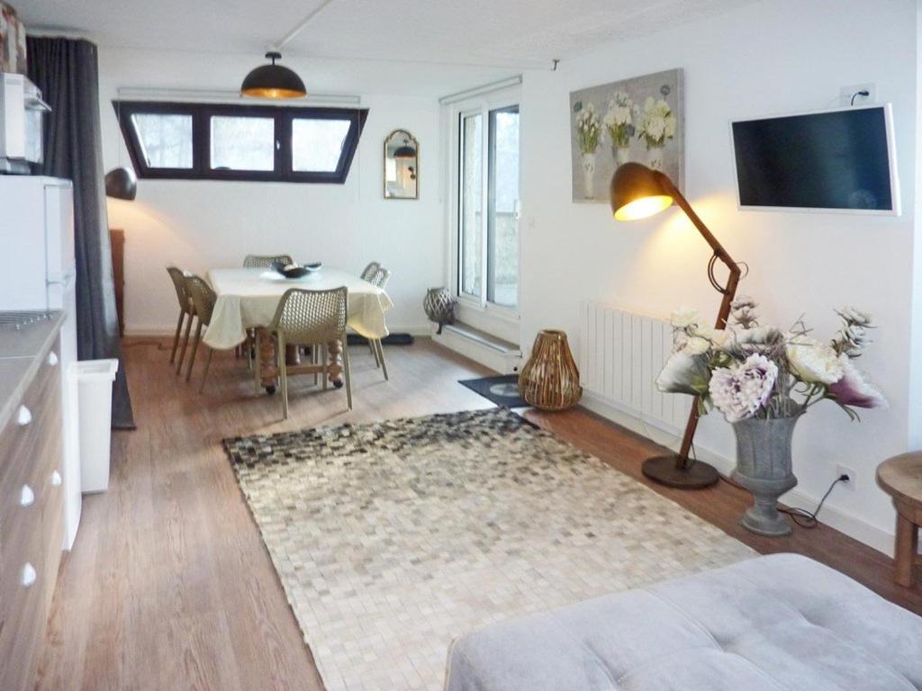 a living room with a table and a lamp at Appartement Les Orres, 2 pièces, 8 personnes - FR-1-322-355 in Les Orres