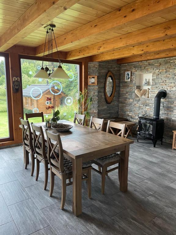 comedor con mesa de madera y sillas en StellaHouse, en Radešín