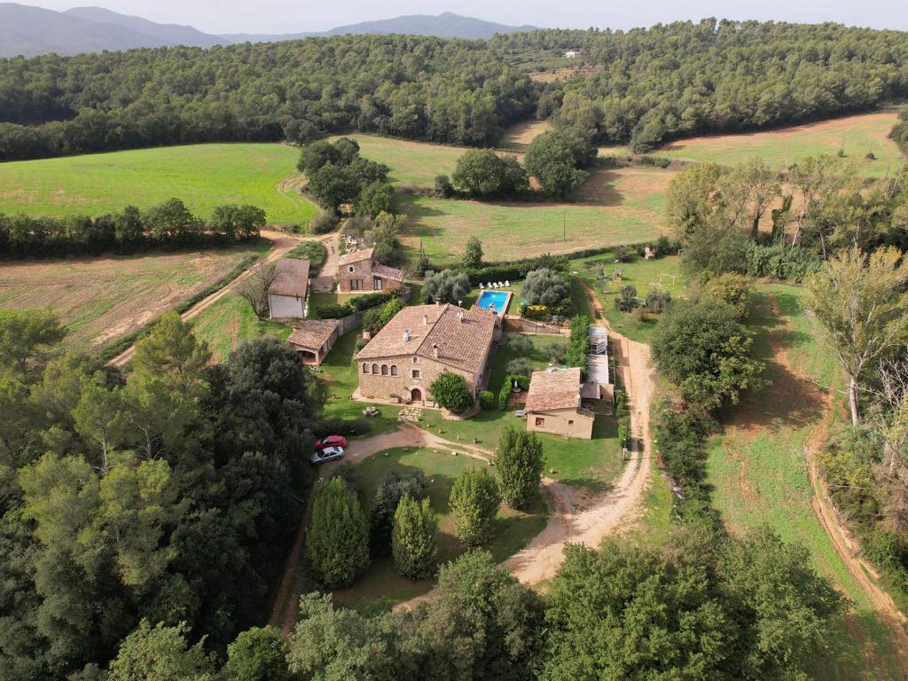 eine Luftansicht eines alten Hauses auf einem Feld in der Unterkunft Turisme Rural Mas Vilà in La Bisbal