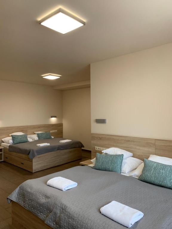 Posteľ alebo postele v izbe v ubytovaní Nimród Hotel és Ètterem