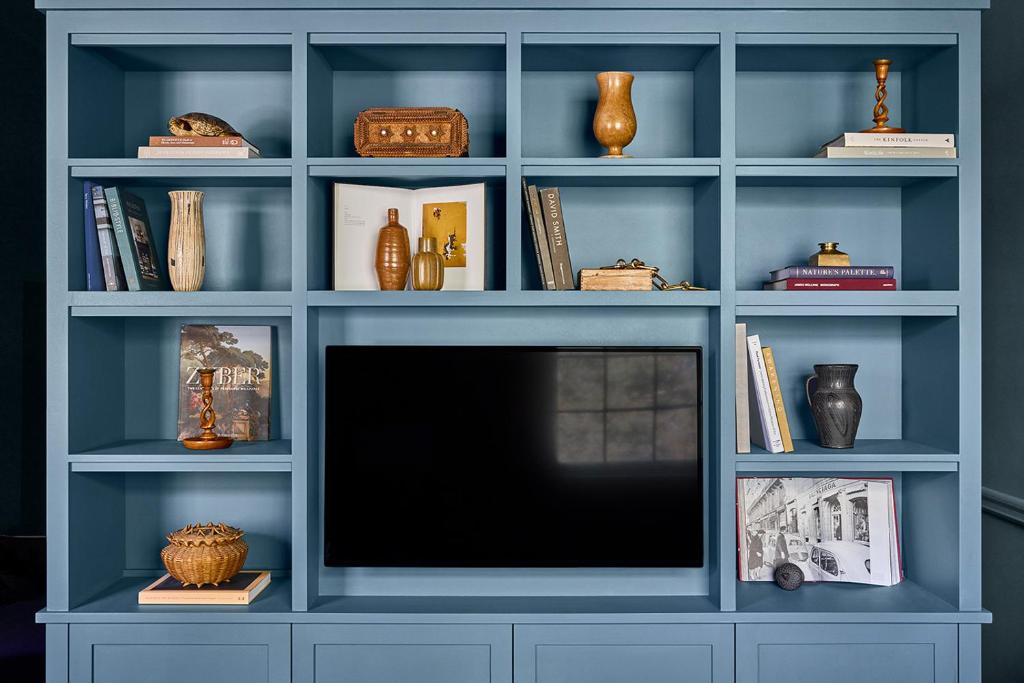 TV a/nebo společenská místnost v ubytování The Vanderbilt, Auberge Resorts Collection
