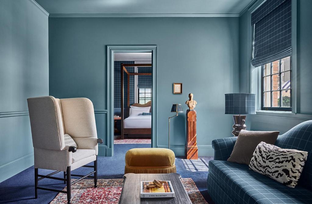 Posezení v ubytování The Vanderbilt, Auberge Resorts Collection