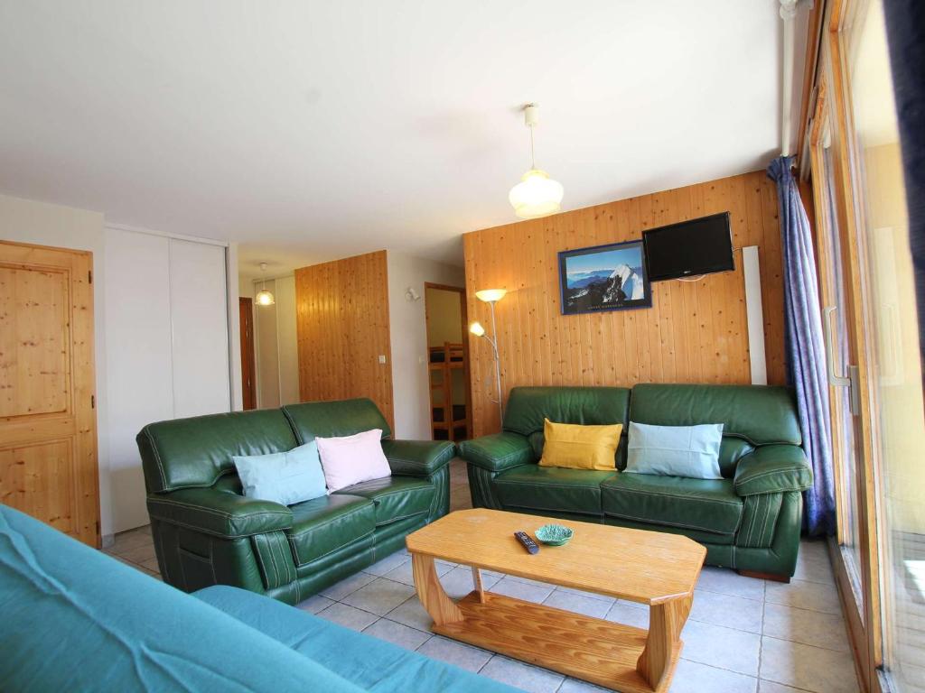 a living room with two green couches and a coffee table at Bel appartement lumineux 54m², 3 pièces, 6 pers., coeur de Montgenèvre, animaux acceptés, balcon. - FR-1-330D-12 in Montgenèvre