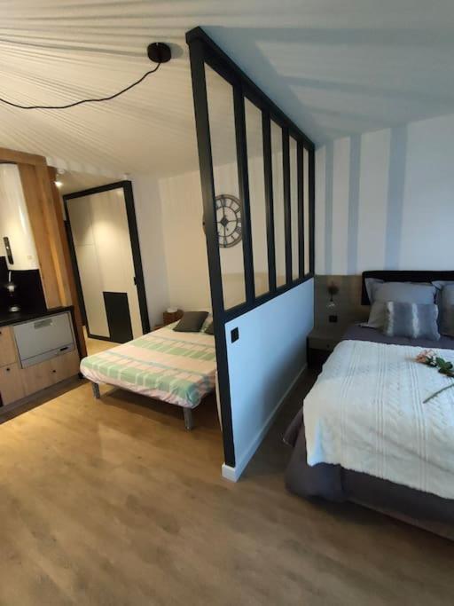 Posteľ alebo postele v izbe v ubytovaní Magnifique 3 étoiles en hyper centre avec place privée