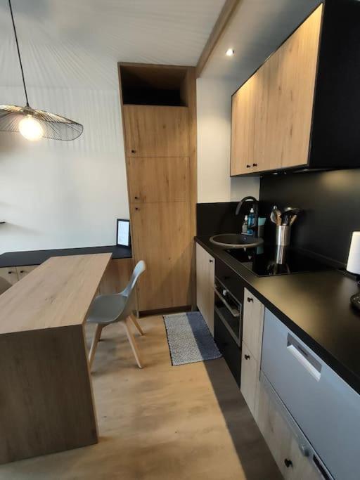 Kuchyňa alebo kuchynka v ubytovaní Magnifique 3 étoiles en hyper centre avec place privée