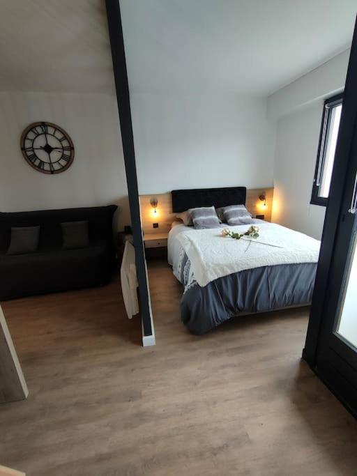 Posteľ alebo postele v izbe v ubytovaní Magnifique 3 étoiles en hyper centre avec place privée