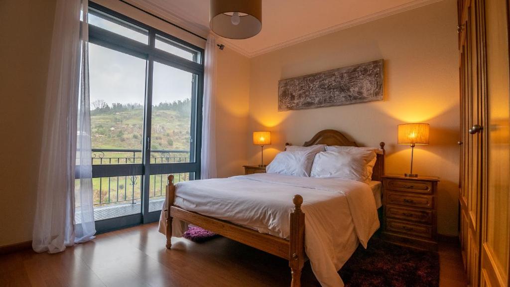 カリェタにあるMadeira Inn Casa do Valeのベッドルーム1室(ベッド1台、大きな窓付)
