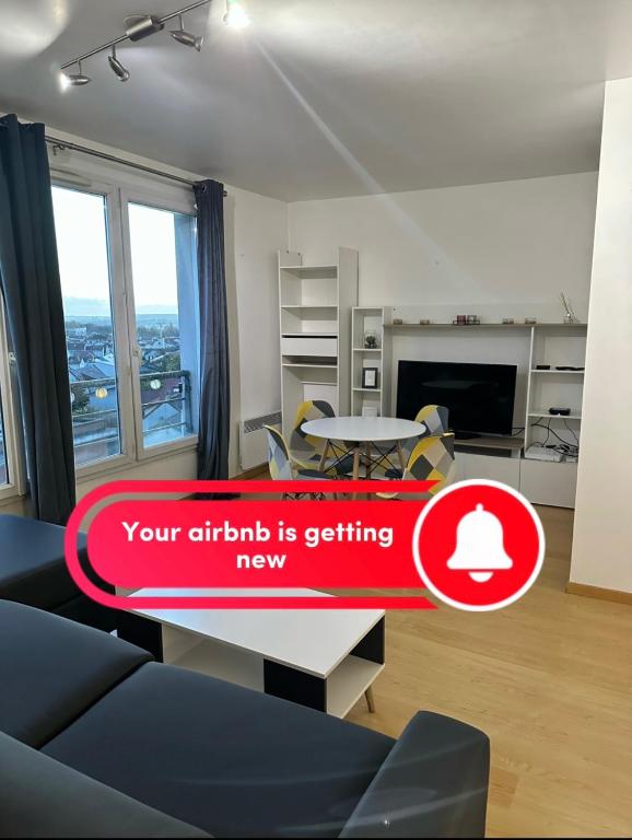 un salon avec un canapé et une table dans l'établissement Cosy appartement with free parking a Paris, à Villejuif