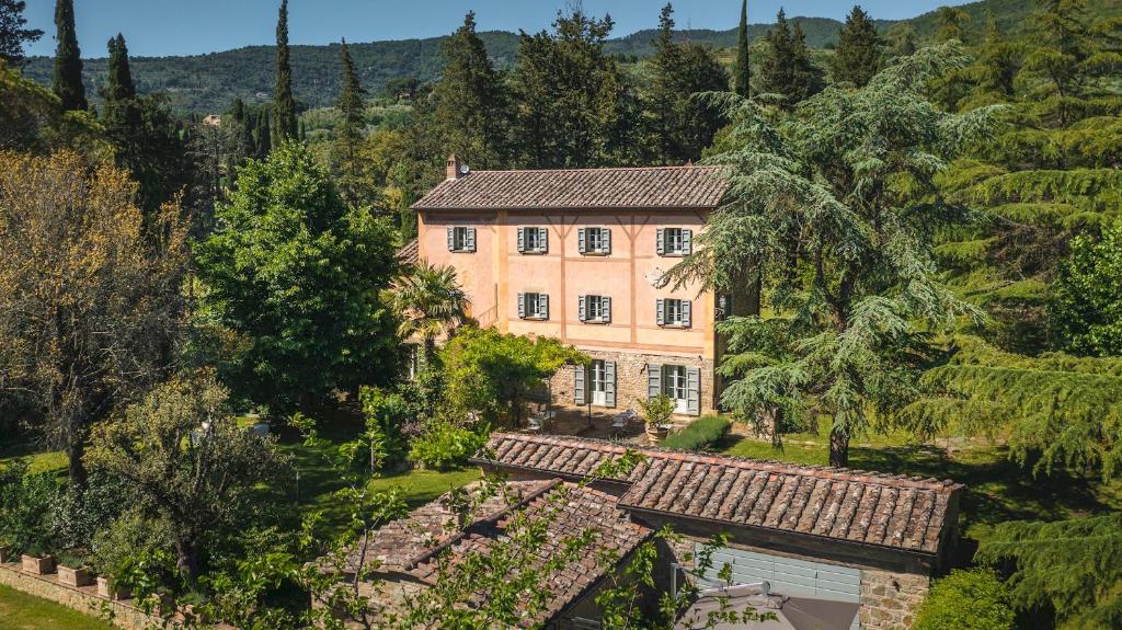 z góry widok na duży dom z drzewami w obiekcie VILLA METELLIANO 10, Emma Villas w mieście Cortona